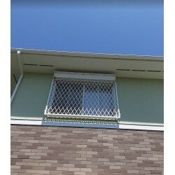 子供の落下防止のため　窓に面格子の取り付け