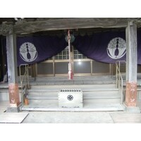 お寺の本堂入口柱の修理