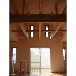 木造の骨組みを現したデザインで、木の持つ力強さと自然な柔らかさを表現しています。
屋根の下まで吹き抜けた空間は抜群の開放感を得られます。