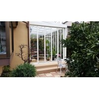 サンルームで観葉植物とくつろぎのひとときを