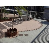 2色の樹脂舗装で素敵なエントランスへ