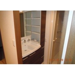 築35年マンション。
トイレと同時施工の洗面所改装。
水廻り同時施工は単体工事よりお得になります。
トレンドのダークブラウンで収納たっぷりで出し入れしやすい洗面所とトイレに。
小さいお子様がいるご家族で収納スペースの確保にお困りのところ、収納力があり、お子様にも使いやすい商品のご提案
により満足して頂きました。
