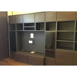 伝統的な和室広間から和モダンなリビング空間に。襖・欄間はそのままにシステム家具を設置。幅・高さ・棚の位置・扉ありなし・テレビの大きさ…など自由にプランニング可能でしたので、ご主人様のオリジナル仕様が完成。いろいろなモノが収納でき、配線コード類も隠れます。建具・床なども空間に合わせ、落ち着いた寛ぎのリビングになりました!
