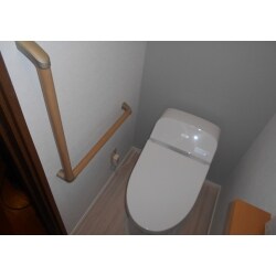 トイレはタンクレスを設置し空間も広がり、床をバリアフリーに。
以前は段差でつまずくことも多かったというお母様も安心されています。
手摺もお付けし、ペーパーホルダーも手すりと同様の木目調をご提案。ご高齢の方にも安心で温かみのある空間になりました。
