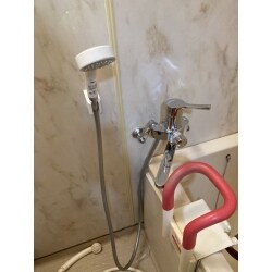 弊社で長くお付き合いいただいているお客様。
弊社の定期的な点検のお伺いのお電話の際に浴室水栓からの水漏れが気になるとご依頼くださいました。
普段から信頼をおいていただいている担当女性社員が出向き、ご予算にあったご提案を差し上げました。

パッキンのみ交換もひとつの方法ですが、
今後を見据えてご高齢の方にも温度調整が楽で、不測のやけどの危険性も軽減されるシングルレバー水栓をご選択され、
大変お喜びいただけました！