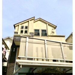 丁寧な高圧洗浄で苔や汚れも綺麗に。外壁再塗装で明るい外観に。