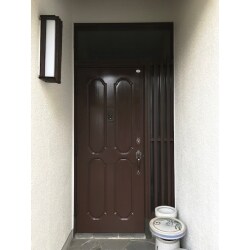木製玄関ドアを塗り直しで艶と高級感・防水性ある塗膜を再現。