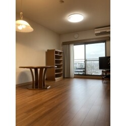 キッチンの給排水管からの水漏れで床に膨れがあり、リビングドアの開閉もままならない状況でお困りでした。
同じマンションの弊社のお得意様からのご紹介で弊社を信頼していただき、はじめてのリフォームに踏み切ってくださいました。
ご来客もある廊下とリビングの床はマンション防音対応Ｌ45で、トレンドの幅広床材のミドルグレードをお奨めいたしました。
リビングドアもアンダーカットし開閉もストレスフリーでスムーズになり、大変お喜びいただけました！