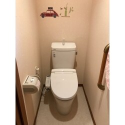 19年ご使用のトイレ。洗浄便座からの水漏れをきっかけに交換をお決めになりました。
コロナ渦中の年末にご注文、5月納品との見込みをお伝えいたしましたが、信頼置けるお品の確かな問屋より一ヶ月早く納品。
トイレ外側の凹凸がない形状と内部の縁のないフチレス便器の格段に進化したお手入れのしやすさと節水に。奥様に大変お喜びいただけました！