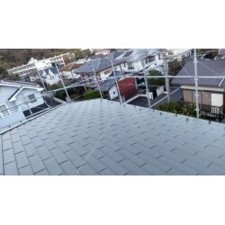苔などが発生して傷んでいた以前の赤の屋根からカバー工法にてモダンな黒の屋根材をご選択。軽くて丈夫なガリバリウム鋼板の屋根建材で、雨漏りからの侵食も防ぎ大切なお住まいの寿命を延ばすと共に意匠性も向上し、大変お喜びいただけました！