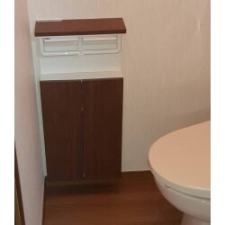 トイレ内装替えと共に見える収納だったトイレ収納を見せない収納に。ご来客時にプライバシーが守られ、見た目もすっきりし、お喜びいただけました！