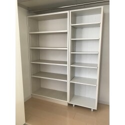 造り付けクローゼット内で使っていた量販店のカラーボックスが壊れ書籍や小物の収納にお困りでした。
転居の可能性、物の出し入れしすさを熟考し、強度・質ともに良い南海プライウッドの大判板からの可動式物入れ作成等をご提案。
弊社の腕よい大工が、現状のカラーボックスを生かしながら、上下の板の変更、堅牢な棚受け可動レール、L字使いにも対応できるようキャスターを取り付け、堅牢で使い勝手よく生まれ変わらせました。別途同じ板から置き型の書棚も奥に作成。
クローゼット内部側面には補強の上、お洒落なフックを。
また隣室の置き型の洋風桐材家具内には桐集成材の棚板をお造り。
美しい仕上がりに大変お喜びいただきました！