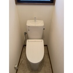 築23年経過。1階のトイレが水漏れし、内装が傷みが生じてお困りでした。
弊社の新聞折込チラシをご覧になってご連絡いただきました。

コロナ渦中でも当時、納期が比較的早かったリクシルをご提案。

弊社の担当の対応と人柄をお気に召していただき、
1階トイレ便器交換と洗浄便座取付けと共に2階のトイレもご交換。

他の気になる箇所もご相談から施工をお任せいただきました！