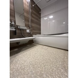 TOTOのマンションリモデルWYシリーズをご採用。体を支える面を増やし安定できる形を追求した人工工学を応用した「ゆるリラ浴槽」でご家族皆様のバスタイムがより心身が癒される時間に。お掃除らくらくのほっカラリ床でお手入れも格段にしやすくなり、大変お喜びいただけました！