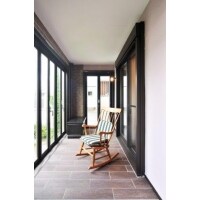 ウッドデッキから雨も安心な寛ぎの欧風サンルームへ。