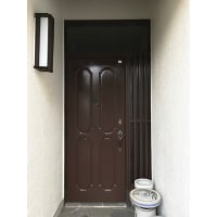 木製玄関ドアを塗り直しで艶と高級感・防水性ある塗膜を再現。