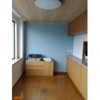 天井壁をアクセントクロスでリビングをおうちカフェ風に。