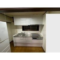 お嬢様とご同居を見据えて引き出し式で収納力あるキッチンに。