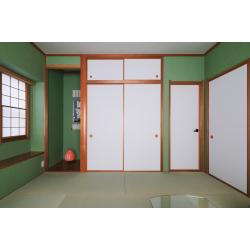 多趣味なご夫妻が購入された、周辺環境が整ったお住まいのリノベーションです。
1階はリビング・キッチン―ランドリールーム―洗面室・バスルームへと回遊できる動線の良い間取りはそのままに、水まわりや壁紙を一新。
光がやわらかく広がる照明設計や寝室の窓を二重窓にするなどの快適に過ごせる工夫と、天井を含め空間ごとのメリハリあるカラーリングで、お二人のライフスタイルに合ったお住まいになりました。