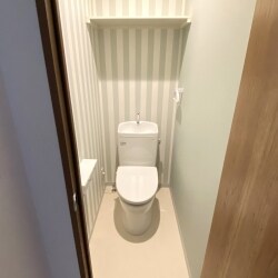 戸建住宅の2階へトイレの増設工事をしました。
ご希望の設置場所にクローゼットがあったため、最初にクローゼットの移設を行い、トイレスペースを作りました。
給排水は外部から配管分岐して引き込み、トイレの設置も完了。クローゼットも無駄にならず、施主様もご納得のトイレの増設ができました。