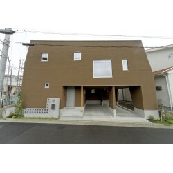 周辺の街並みからもひときわ目を引く斬新なスタイルの外観