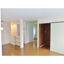 階段を隠し、リビング側からも廊下側からも使うことができる飾り棚として空間を仕切る腰壁を新設しました。