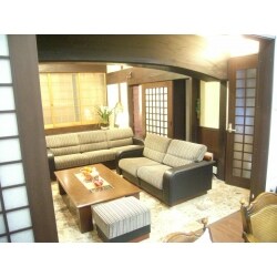 古き良き純和風のお家が立ち並ぶ一角に建つお住まい。築１００年を超える古民家の趣を残しつつ、住みやすい快適な空間へと生まれ変わりました。