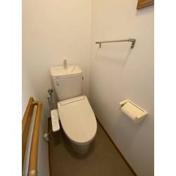 トイレ取替と合わせて内装工事も行いました。シンプルなホワイトクロスと、よごれが目立ちにくいよう暗めのクッションフロアを選定。