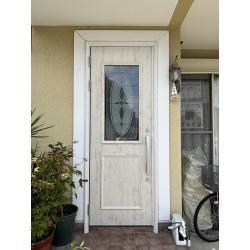 玄関扉の開口寸法を、狭めずに取り替えたいとのご要望でした。

扉の枠はそのままで、扉のみを交換させていただきました。