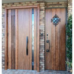 築20年を越えてきて、様々な設備が老朽化してきたので、取替えてリフレッシュしたいとお考えでした。
まずは家の顔となる玄関から工事をしたいとのご要望でした。