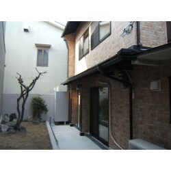 賃貸住宅のオーナー様から古くなって色々と痛みが出てきた戸建て住宅をフルリフォームして入居者を募集したいとのご依頼でした。外壁も金属サイディングをはり、屋根もカラーベストに葺き替えたため洋風のたたずまいになりました。