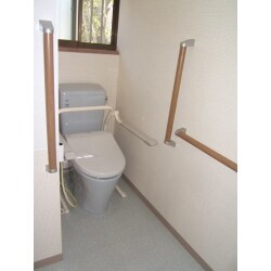 足を手術される奥様のために車いすでも使いやすいようトイレを広くしたいとのご要望で、
間取り変更をして広々とした手摺を設置したトイレにリフォームをしました。