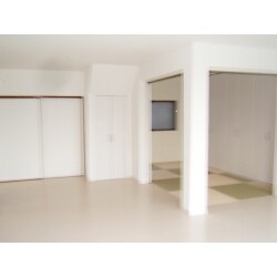 今のお住まいの近くで中古の戸建て住宅をご購入後のリフォームをご希望でした。
もともと2階に3室と1階はキッチン以外に5室という広々とした間取りでしたが、玄関が狭く、できる限り広いLDKをご希望でしたので、1階は大きく間取りを変更しました。
玄関の位置を変えて、約30帖のLDK＋畳スペースと約16帖の和室と水廻りという、ゆったりくつろげる空間にかわりました。