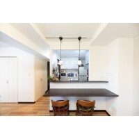 こだわりのドアとピクチャーレールで好きな物に囲まれた生活