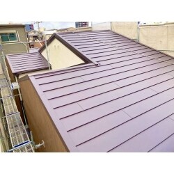屋根の状態を正確に把握することから始めました。
不具合箇所を明確にし、将来的に安心して暮らせる対策を施しました。
コストパフォーマンスを考慮し、解体や廃材の処分費を節約できる工法を選択しました。