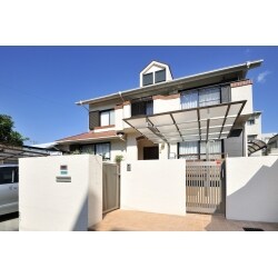 調和した建物と門まわり
