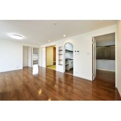 チェリー柄のフローリングが映える空間