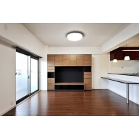 好きな木目柄に包まれた空間で寛ぎのひとときを過ごす