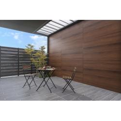 既存テラスの雨対策と使い勝手向上のためガーデンルーフを設置しました。天井はシックなコッパー色、明り取りにクリアマットを採用し、内壁は室内と調和する木調色に。夜は6灯のダウンライトとモミジのアップライトで幻想的な雰囲気に。タイルテラスは延長し、締め色タイルで後付け感のない仕上がりになりました。