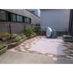 駐車場のスペースを作りたいとご依頼いただきました。そこから、お打合せを重ね、奥様好みの可愛いお庭が完成しました。
レンガの花壇はお姉ちゃんも大のお気に入りです。もともとあった駐車場とお庭の間のブロックを取り除き、駐車も可能なスペースになり、ご主人も大満足です。

