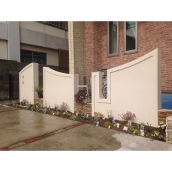 玄関口の植栽が植え込まれていた空間には、洋風なイメージを取り入れ、柔らかな印象になるようデザインしました。