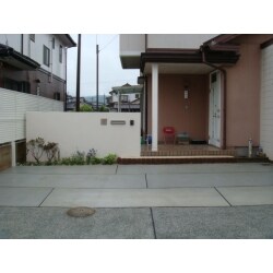 広々としたため車もスムーズに駐車できるようになりました。ｺﾝｸﾘｰﾄの土間と門塀の間にはグリーンスペースを設け、硬くなりがちな印象を和らげてくれています。横幅を広くとった門塀は風よけと目隠しも兼ねています。