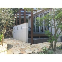 アンティークレンガの不定形タイプにしました。仕上がりもわざとふぞろいでいい感じです。目地の間に這うような植物を入れるといいですね。
