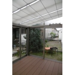 お洗濯ものを干す場として、サンルームを施工させていただきました。出入り口が雨で濡れないよう、サンルームと連結させて持ち出しのテラス屋根を取り付けています。また、お部屋同士の行き来がしやすくなるよう、デッキをぐるりと回して施工させていただきました。