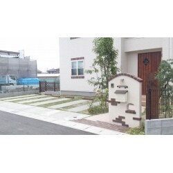 建物の雰囲気に合わせてナチュラルな外構にさせていただいております。緑いっぱいの素敵な外構に仕上がったのではないでしょうか。植栽の成長が楽しみですね。
