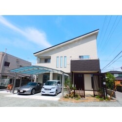 ポストは雨の日でも濡れなくても済むように玄関前に取り付け、表札は来客の方が一目見てすぐわかるように、アーチの柱に取り付けました。アーチをくぐり、目隠しスリットフェンスの間を通って玄関へ向かいます。お家の雰囲気に合った、モダンですっきりとした外構になりました。
