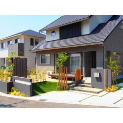 角地でしたので、車庫スペースは広く取りゆったりと駐車できるようになりました。目隠しの役目も果たす、植栽と目隠しの格子・ポールをアクセントに入れ、お庭も確保しながらゆったり駐車できるスッキリした和な空間に仕上がりました。

