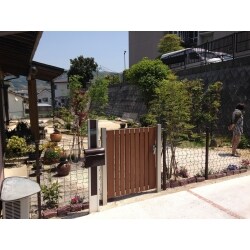 植栽をメインに和風でナチュラルな外構を目指しました。門扉・フェンスをつけることで、わんちゃんも離して心配することなくお外で走り回れるようになりました。玄関を開けてすぐの空間に、お隣の間知石を目立たせないように、シュロチクのご提案しました。和風の空間にあった緑の背景の前に、モミジが四季折々の表情を見せてくれます。