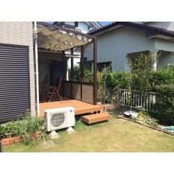 ウッドデッキと屋根を取り付けたいということで三協アルミのスマーレデッキON 仕様を提案しました。屋根材も暑さを軽減する熱線吸収タイプで暑い夏でも大丈夫。腰壁も外壁に合わせ素敵な空間が出来上がりました。