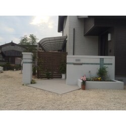 門塀は奥様こだわりの水色タイルに白壁。ジョリパットの仕上げをエンシェントブリックと校倉の組み合わせとしています。正面には目隠しフェンスを施工したことで、目線が洗濯物やリビングにふき抜けにならない落ち着く門周りになりました。
